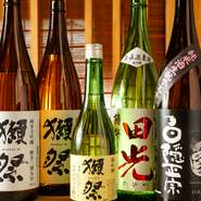 厳選して仕入れた日本酒。通うほどに楽しみが増えるラインナップ