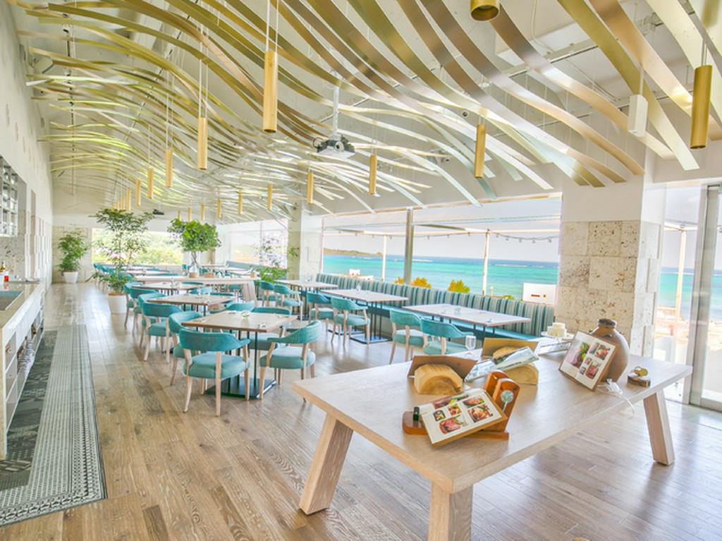 全面ガラス張りのオーシャンビュー。優雅なリゾート気分を堪能