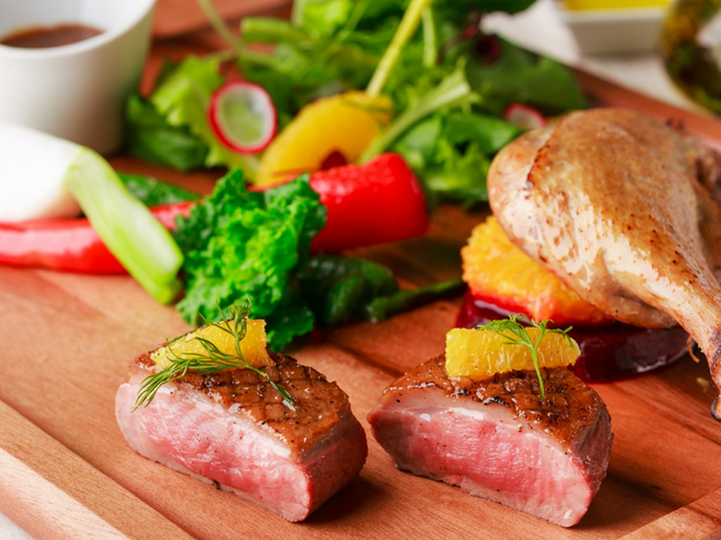 一皿にコンフィーとロースト、鴨肉の美味しさを丸ごと味わえる『鴨のコンフィー』