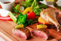 一皿にコンフィーとロースト、鴨肉の美味しさを丸ごと味わえる『鴨のコンフィー』