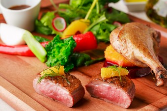 一皿にコンフィーとロースト、鴨肉の美味しさを丸ごと味わえる『鴨のコンフィー』