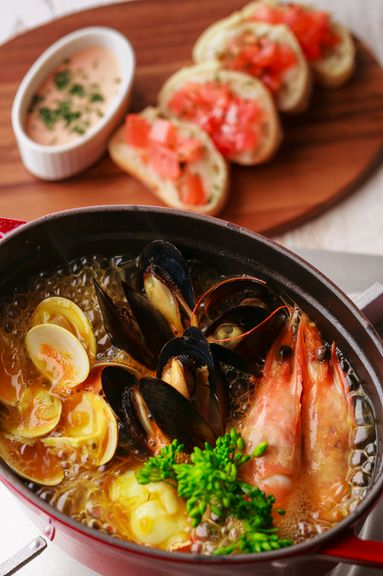 新鮮な魚介の旨みが詰まった香り高いスープが絶品。フレンチの海鮮鍋『ブイヤベース』