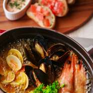 貝やエビをサフランとトマトで煮込んだ旨みたっぷりの料理。スープにはフランスのお酒パスティスで香りづけ。トマトの酸味、サフラン、パスティスの香りと魚介の旨みを一緒に味わえる香り高いフレンチの海鮮鍋です。