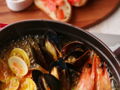 新鮮な魚介の旨みが詰まった香り高いスープが絶品。フレンチの海鮮鍋『ブイヤベース』
