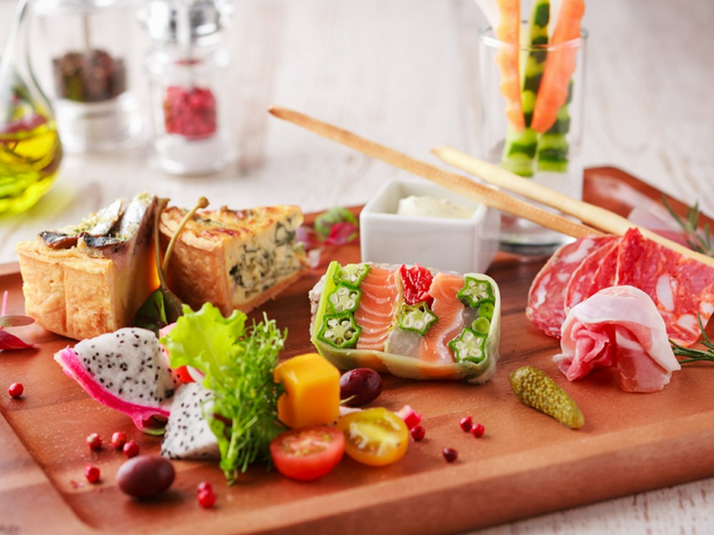 芳醇なチーズと沖縄ベーコンの贅沢な香りがやみつきになる『キッシュロレーヌ』