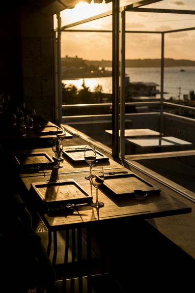 沈む夕日を眺めながらゆっくりと流れる時間