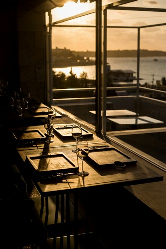 沈む夕日を眺めながらゆっくりと流れる時間