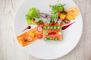 彩り豊かな沖縄産の食材を使用した前菜『鮮魚の燻製テリーヌ』