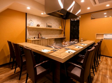 カウンター席で仲良く肩を並べて、大人の時間を過ごしてみては