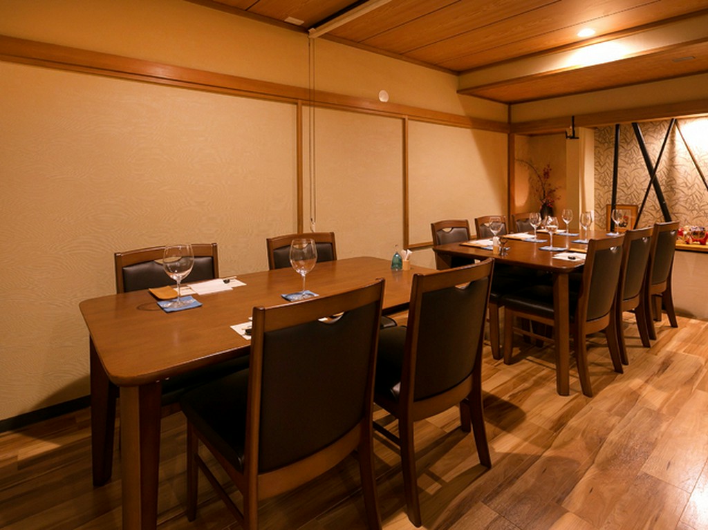 人数に応じた調節が可能。10名まで収容可能な個室席を用意