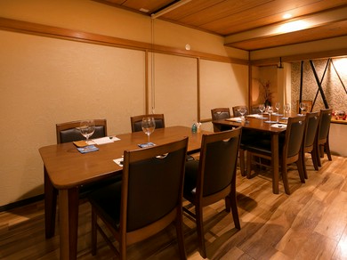 人数に応じた調節が可能。10名まで収容可能な個室席を用意