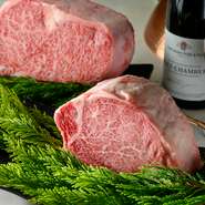 素材それぞれの特徴を熟知し最適な火入れで仕上げていく、その調理の様子を見ることも鉄板焼の醍醐味です。お好みの味付けや焼き加減もその場でリクエストできます。