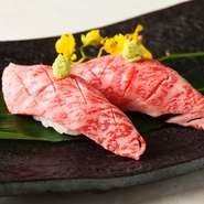 大切なお客様のおもてなしでは料理が美味しいことは当然、さらにお酒、接客、空間のよさも大切です。シェフの妙技を堪能しながらゆったりと過ごせるカウンター席のほか、独立した半個室のお席もご用意できます。

