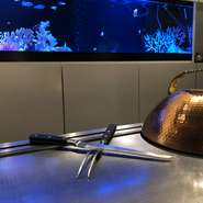 カウンター8席、テーブル8席の空間は静かで重厚な雰囲気ですが、スタッフが笑顔で温かく迎え入れてくれる、居心地のいい空間です。ぜひリラックスして鉄板焼きをお楽しみください。