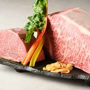 黒毛和牛の旨味や甘みを鉄板焼きでダイレクトに味わえます。山形牛をはじめ各地の厳選されたA5ランクの黒毛和牛を是非ご賞味ください。
