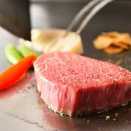 【雅】でも最高級のお肉です。ご希望の焼き加減に仕上げ、「岩塩」「わさび」「自家製オニオンソース」などお好きな方法で召し上がっていただきます。