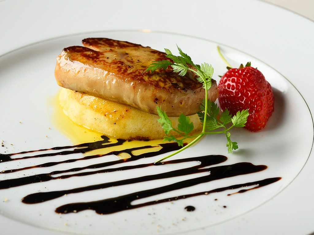 フォアグラのソテー（焼きりんご添え）