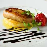 フランスから取り寄せた自慢のフォアグラをお客様の目の前の鉄板で調理し、焼きリンゴを添えて提供いたします。