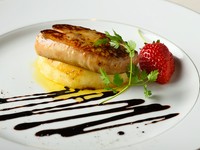 フランスから取り寄せた自慢のフォアグラをお客様の目の前の鉄板で調理し、焼きリンゴを添えて提供いたします。