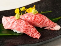 「ミスジ」「ロース」など、その日の特選素材を握り寿司で。ゲストの目の前で炙ってご提供します。『雅』『優美』などのコースの始まりを飾る一皿です。