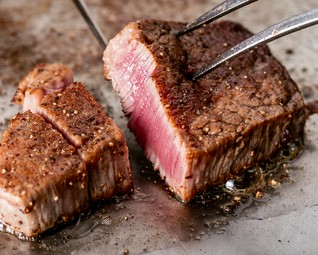 黒毛和牛ステーキ、踊る活鮑が味わえるコース。