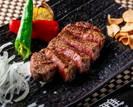 特選A5黒毛和牛とフォアグラ、オマールテールの鉄板焼きが味わえる人気の雅コース。