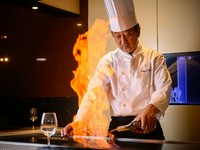 特選A5黒毛和牛シャトーブリアンステーキやフォアグラ、活鮑、オマールテールのソテーが味わえるコース。