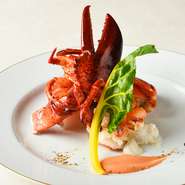 『オマール海老鉄板焼』は強火で加熱しブランデーをかけて一気に仕上げます。火を入れることで甘さが増したプリプリの海老の歯ごたえとジューシーな味わいをご堪能ください。