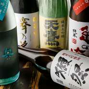 日本酒は定番が6種類、メニューには載らない旬の隠し酒が4種類で常時10種類ほど。手づくりのレモンチューハイ、ハブ酒やまむし酒などの珍しいお酒もあり、日本酒好きを喜ばせています。