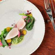 シェフのお父様の自家菜園と契約農家さんの野菜、丹精込めて育てられた地元の「つづきポーク」「知多牛」などの肉、直接市場で目利きをして厳選した旬の魚介など、自然の恵み豊かな知多半島の味が堪能できます。