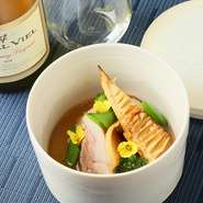 四季折々の素材の味が生きた料理には、エネルギーがあります。地元愛に満ちたシェフがこだわって選んだ食材でつくる色とりどりの料理は、新鮮で上質な旬の食材ばかり。みずみずしい食材で、心も体も悦びます。