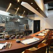 屋根には、江戸時代から日本の瓦の三大産地の一つとして知られる三州でつくられた三州瓦を採用。清潔感のある明るい店内は、温もりを感じながらも洗練されたお洒落な空間で、落ち着ける雰囲気が人の心を和ませます。