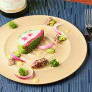 ゆったり落ち着ける店内は、品がよくお洒落でデートにもおすすめ。知多半島でとれる旬の素材が彩り鮮やかに盛り付けられ、見るだけで心も弾みます。美味しい旬の料理はついお酒も進み、2人の距離も縮まりそう。