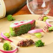 新鮮なタコは半生のまま使用。コリっとした食感とほどよい柔らかさを保ち、和風出汁のジュレでゼリー寄せに。梅干、昆布、粒マスタード、ビネガーでつくるオリジナルのラビゴットソースとの相性も抜群な一皿です。