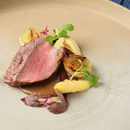 新鮮で上質な鹿は、三重県の猟師・古田さんからの直送。綺麗な空気の中、野山を駆け巡ってのびのび育った鹿は、肉質が柔らかく、上品で優しい味わいで、臭みはありません。黒にんにくと原木椎茸のソースもぴったり。