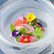 南知多の契約農家、澤田さんがつくったアスパラや、父親の自家菜園でつくる採れたて野菜をたっぷり使用しています。上質な素材本来の味がしっかり生きた、みずみずしい野菜の美味しさを存分に堪能してください。
