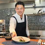 大切なお客様の心を和ませるのは、美味しい料理や落ち着く内装はもちろんですが、笑顔がとても大切だと思っています。笑顔がなければ楽しい気持ちも半減。どんな時でも笑顔を忘れずに、楽しい接客を心掛けています。