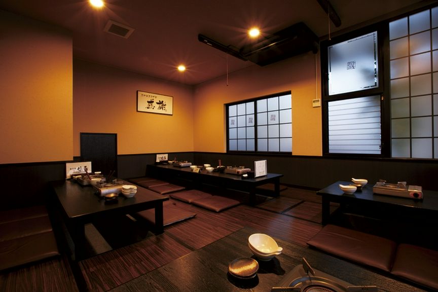 隣席との間合いも十分、たくさんの料理を囲みくつろげる空間