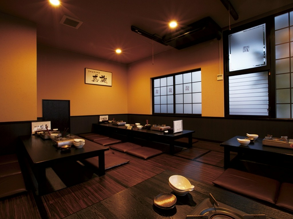 隣席との間合いも十分、たくさんの料理を囲みくつろげる空間