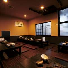 隣席との間合いも十分、たくさんの料理を囲みくつろげる空間