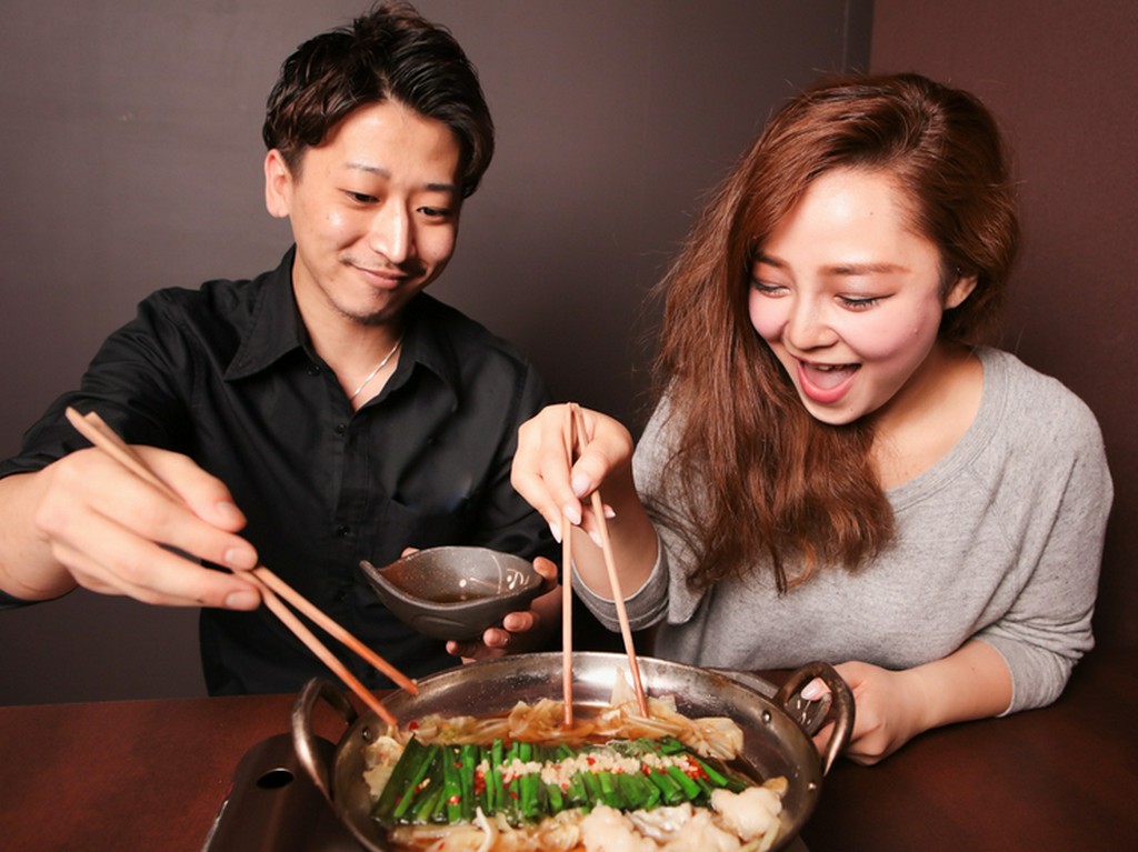 鍋や豊富なドリンクを囲み、楽しい会話が弾む大人のデート