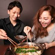 誕生日や記念日など、二人の大切な日をゆったりとくつろげるお店です。野菜をたっぷりと味わうことができる『もつ鍋』はヘルシーなので、女性にも好評。肩肘を張らずに過ごせる心地よい空間です。