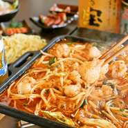 お肉は『国産小腸』のみ使用。
新鮮な野菜を旨辛ダレで炒めることにより、
もつの旨味と野菜が絡まって絶品。
※２人前よりご注文を承ります。