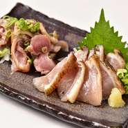 新鮮な知覧鶏を炭火で軽く炙りました。
生でお召し上がりいただけます。