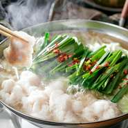 透き通るスープからは想像のできない旨味があり
創業以来変わらないオリジナルの醤油ベース。
※２人前よりご注文を承ります。