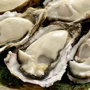 宮城県産牡蠣をガンガンで蒸し焼きにします。
産卵直前の夏牡蠣は栄養を蓄えるため身がパンパンになり冬牡蠣に比べて濃厚でクリーミーな味わい。
数量限定です！

4個1540円　6個1925円　10個3080円
※4つ～注文可能