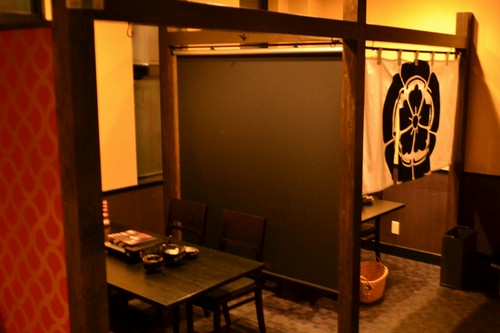 隣席を気にせずゆったりとできる半個室風のテーブル