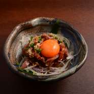 『ユッケ』は、口当たりが滑らかなのが一般的ですが、コリッとした食感をプラスしています。濃厚なタレをしっかりと絡ませて召し上がっていただくのがおすすめ。さつま知覧どりの魅力と美味しさが引き立つ一皿です。