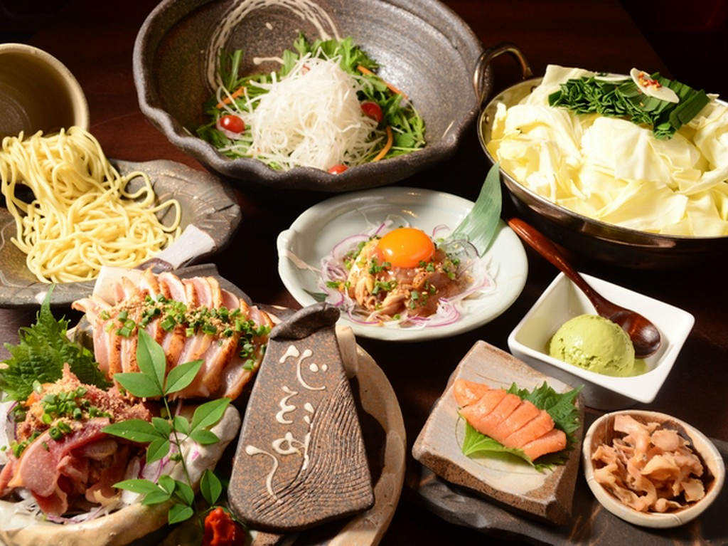 鍋に欠かせない、国産和牛の小腸や新鮮な野菜