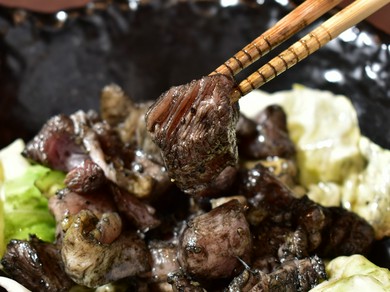 レアでも食べられる希少な「特選モモ」を使用した『炭火焼 信長焼き(塩/ブラックペッパー)』